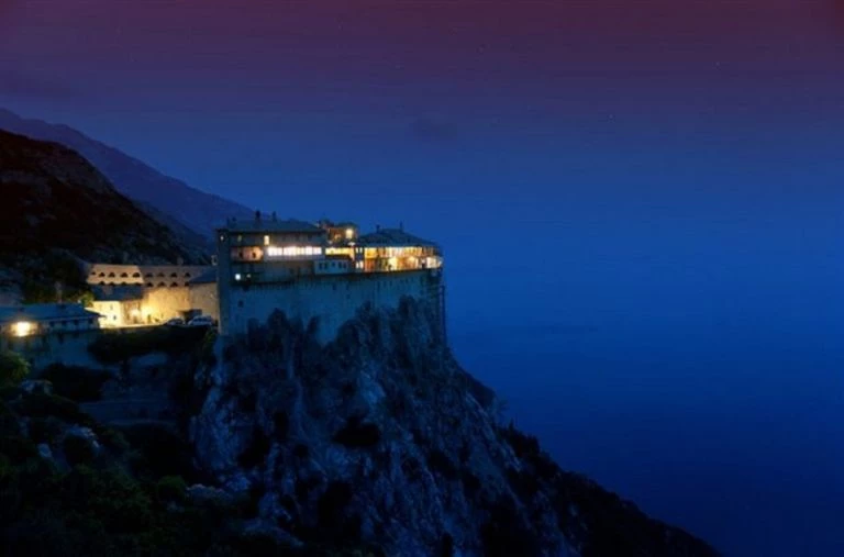 Ολονύχτια επιχείρηση εντοπισμού τραυματία στο Αγιο Ορος